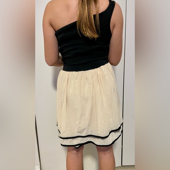 Cute mini dress. Fits true to size. - Picture 4 of 4